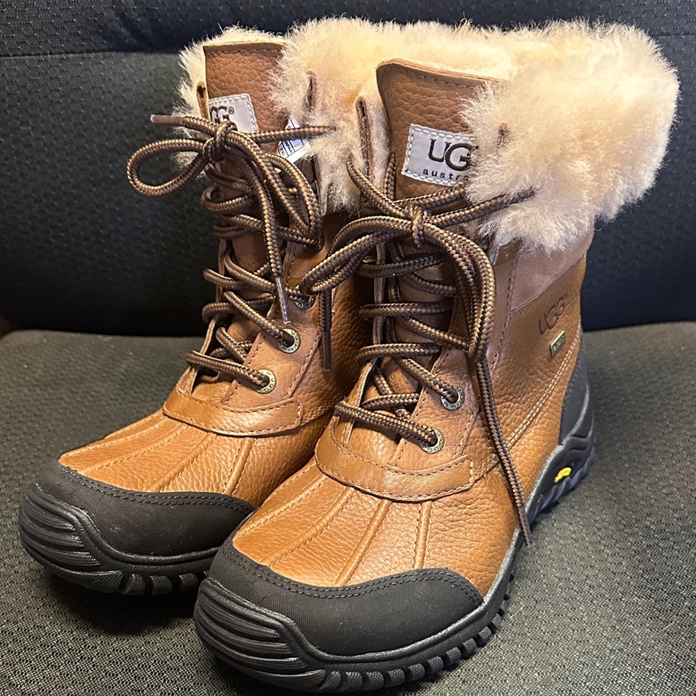 Ladies Ugg leather top rubber bottom winter boots size 6 like new condition